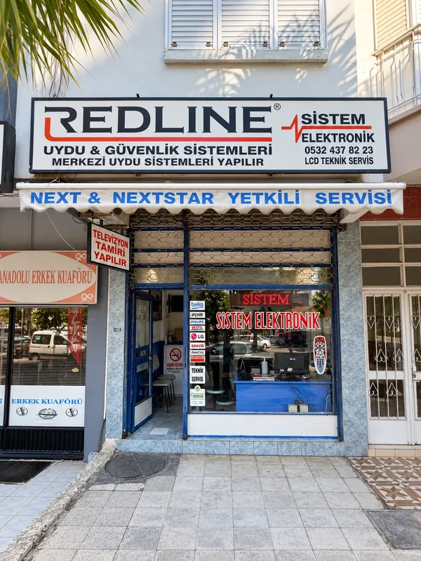 Sistem Elektronik dükkânının Redline tabelalı dış cephesi
